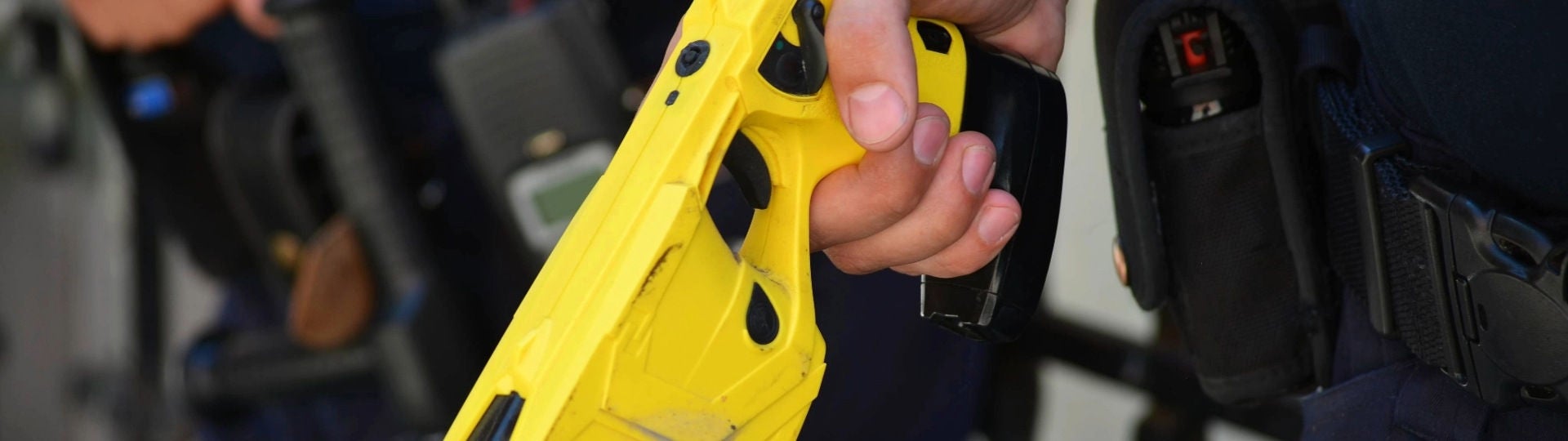 Taser in Hand von Polizist