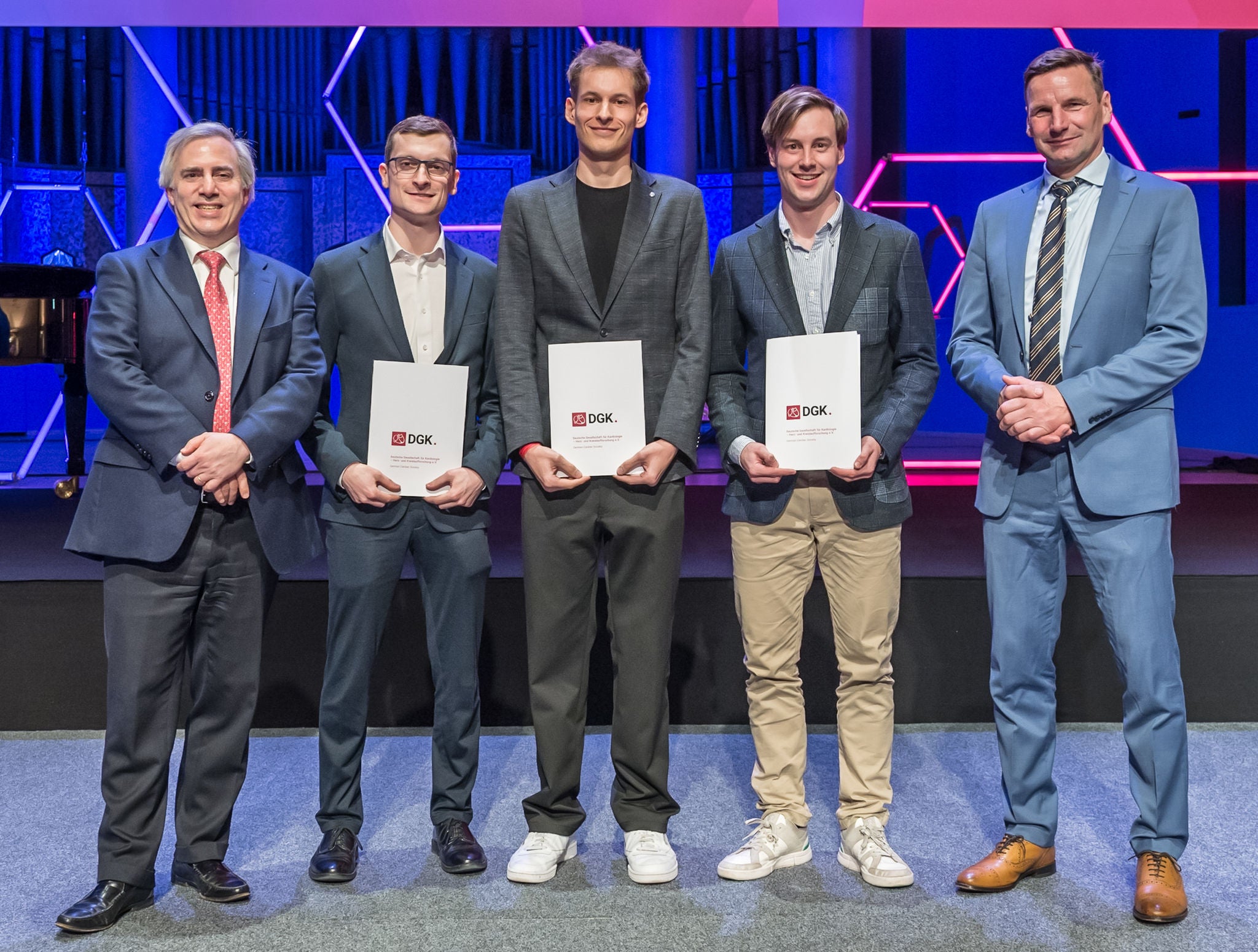 v.l.n.r.: Prof. Dr. Ulf Landmesser, Preisträger Christian Möller, Preisträger Ravi Hochuli, Preisträger Justus Hahn, Prof. Dr. Holger Thiele (©DGK/Thomas Hauss)