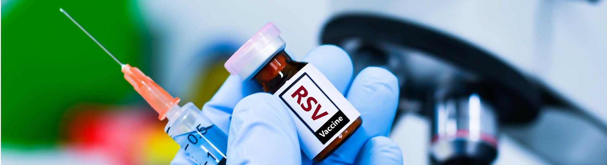 Spritze mit der Beschriftung RSV, Bildquelle: ©Adobe Stock/kitsawet