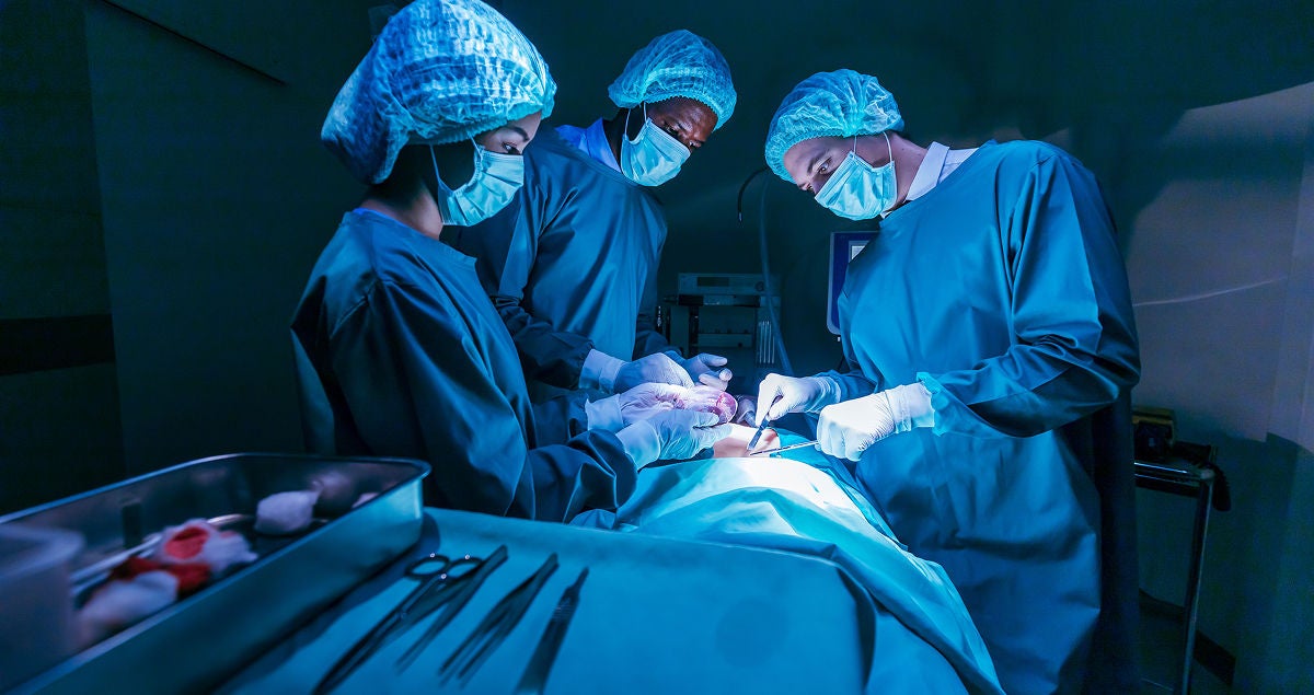 Herzoperation: Herzchirurgen setzen Spenderherz ein, Bildquelle: ©Adobe Stock/Akarawut