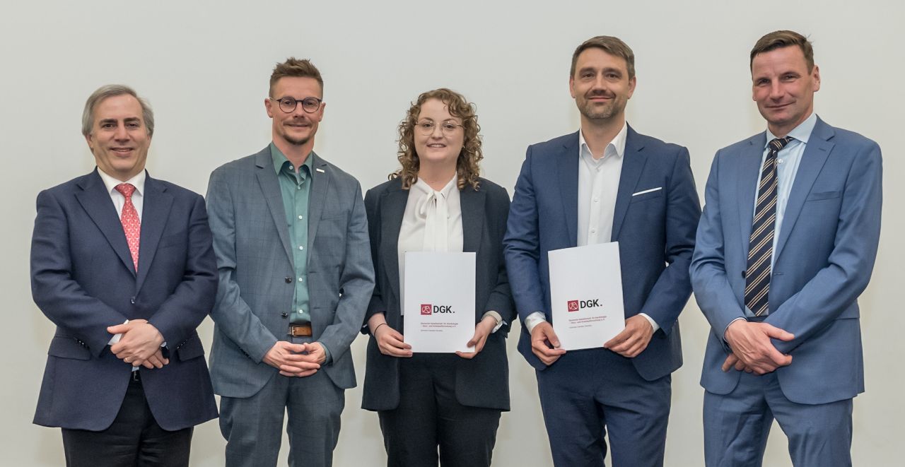 v.l.n.r.: Prof. Dr. Ulf Landmesser, Bastian Fiedler, Preisträgerin Jasmin Marga Kneuer, Preisträger Dr. Jes-Niels Boeckel, Prof. Dr. Holger Thiele (©DGK/Thomas Hauss)