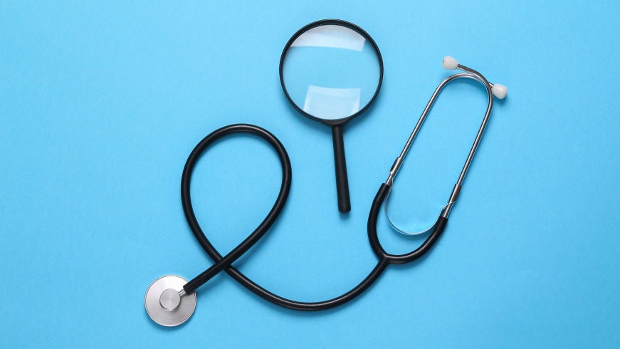 Stethoskop und Lupe als Symbol für die Suche in medizinischen Leitlinien