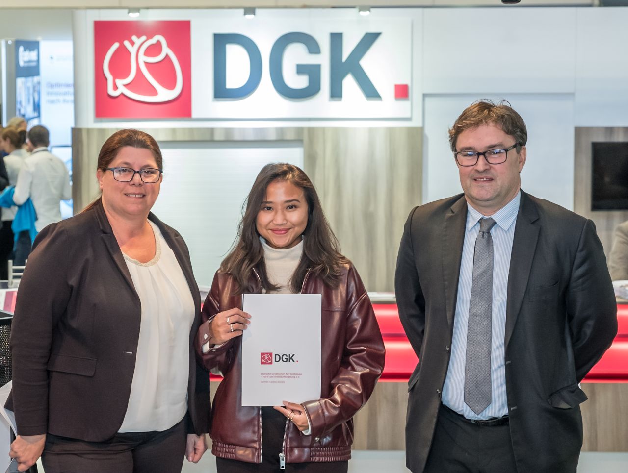 vlnr: Prof. Dr. Rabea Hinkel, Preisträgerin Athiyyarizka Farbila Rachmah, Prof. Dr. Harald Langer (©DGK/Thomas Hauss)