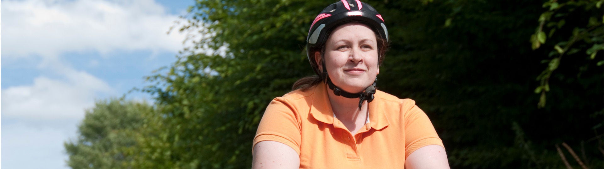 Eine übergewichtige Frau fährt mit ihrem Fahrrad durch die Natur. Bildquelle: Adobe Stock/runzelkorn