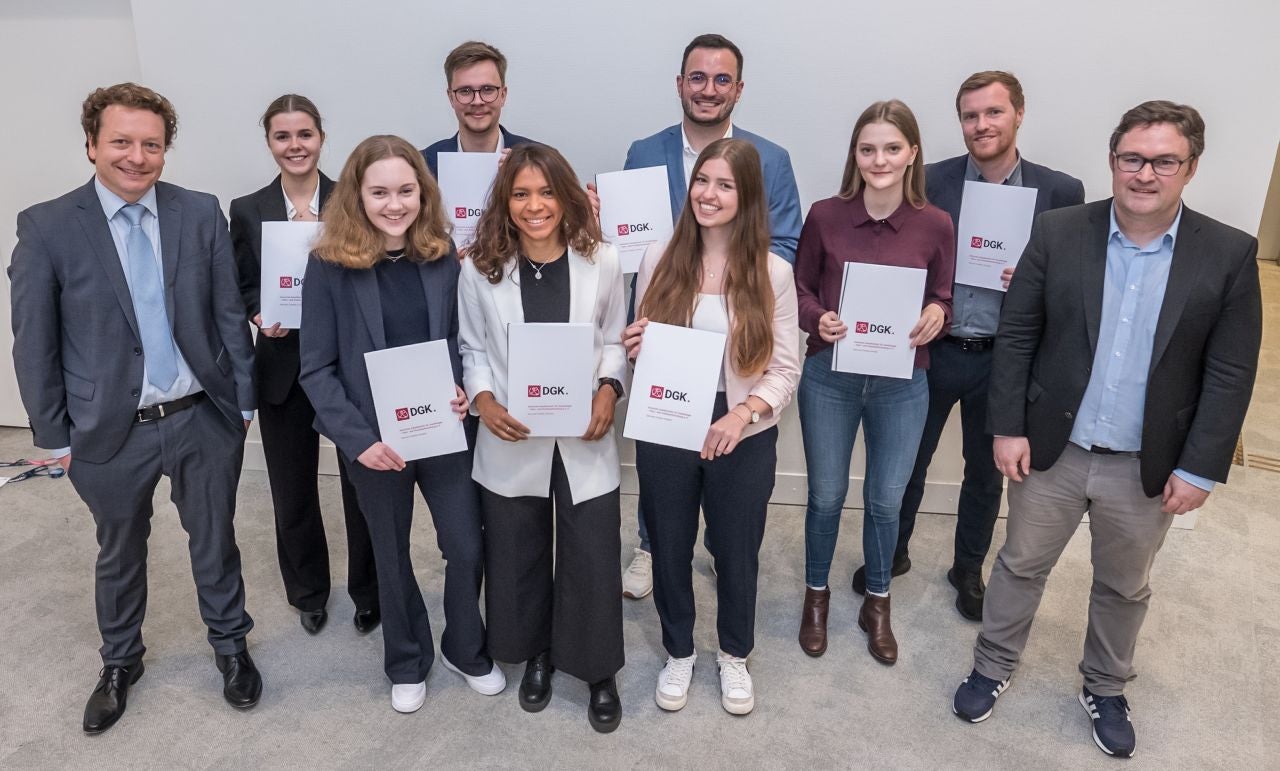 v.l.n.r.: Preisträgerin Meike Bianca Anais Anders, Verleiher Priv.-Doz. Dr. Malte Tiburcy, die Preisträger:innen Paulina Hartmann, Yannik Zühlke, Dr. Marbely del Carmen Calderón Fernández, Timo Rusack, Kevser Kocas, Carolin Gragoll, Dr. Mario Schubert, Verleiher Prof. Dr. Harald Langer (nicht im Bild: Preisträgerin Dr. Manuela Sauter) (©DGK/Thomas Hauss)