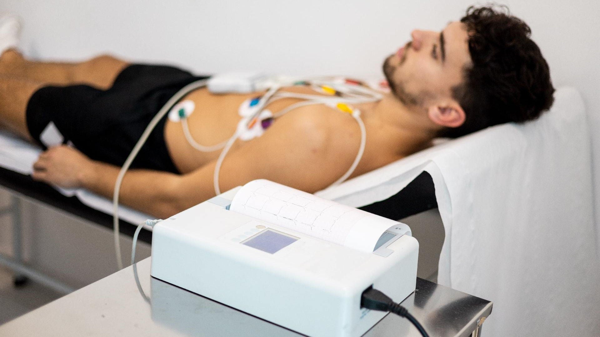 Junger Mann an EKG angeschlossen