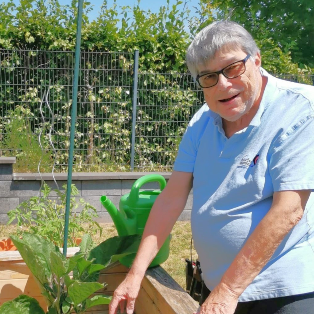 Rolf Jaksties gießt seine Blumen in seinem Garten, Bildquelle: Rolf Jaksties