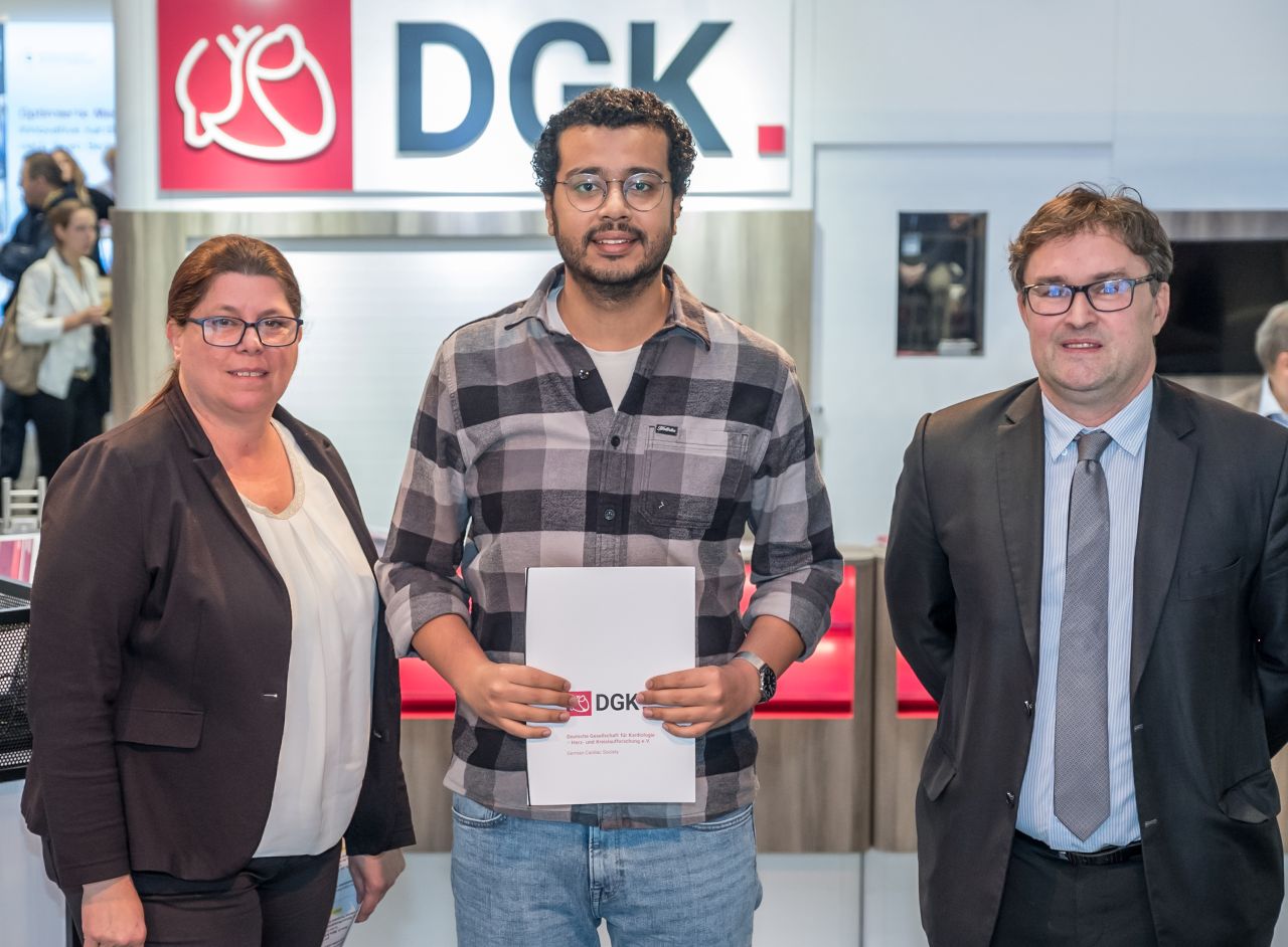 vlnr: Prof. Dr. Rabea Hinkel, Preisträger Ahmed Alameldeen, Prof. Dr. Harald Langer (©DGK/Thomas Hauss)