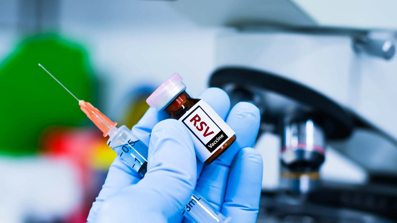 Spritze mit der Beschriftung RSV, Bildquelle: ©Adobe Stock/kitsawet