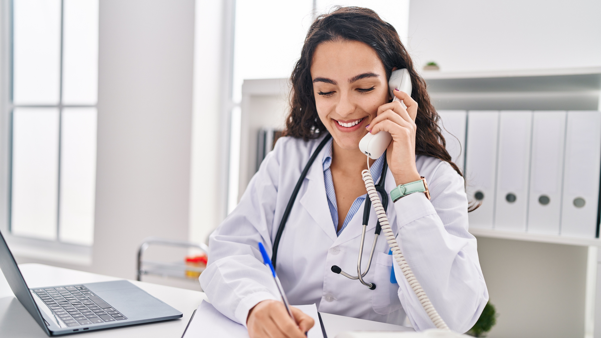 Telefonieren-shutterstock-krakenimages.com-16-9