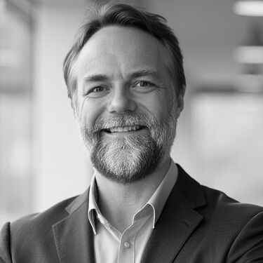 glueck-simon-2025-sw-375x375px