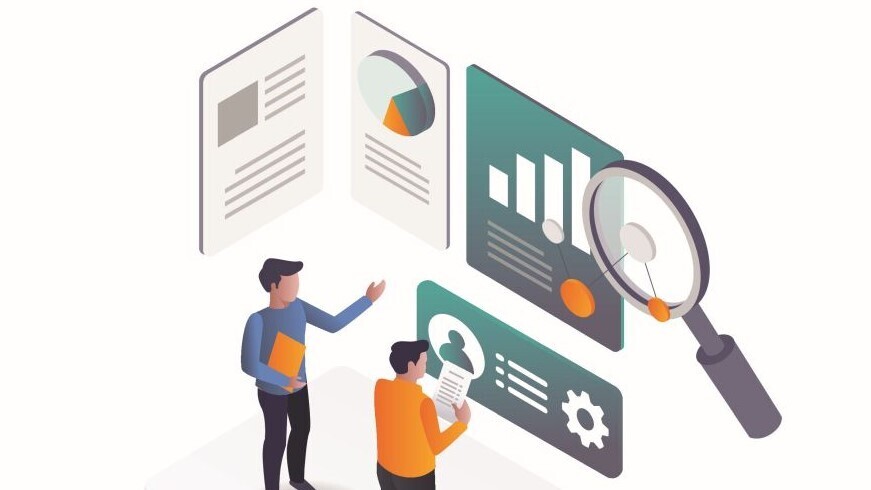 Zwei Männer betrachten Statistiken und gestikulieren