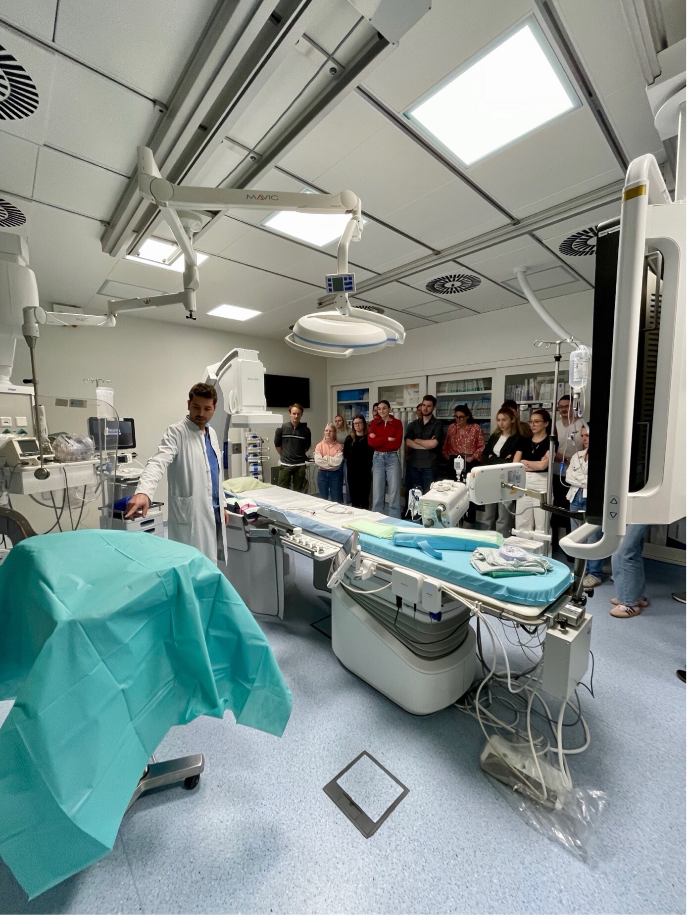 Prof. Dr. Can Sag erläutert den Ablauf und Möglichkeiten einer Herzkatheteruntersuchung.