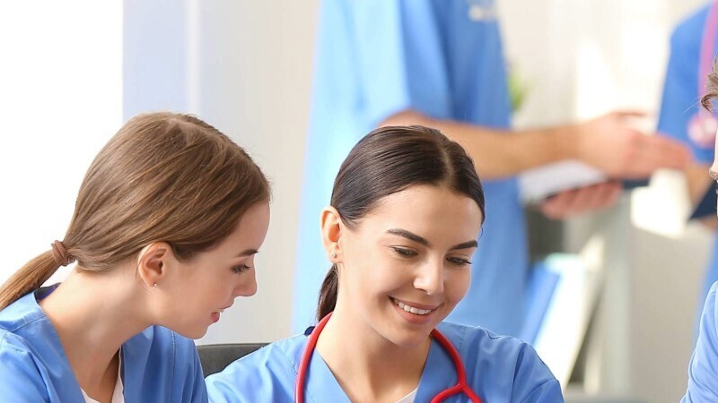 gruppe-junger-aerzte-shutterstock_1643103583-1920x450