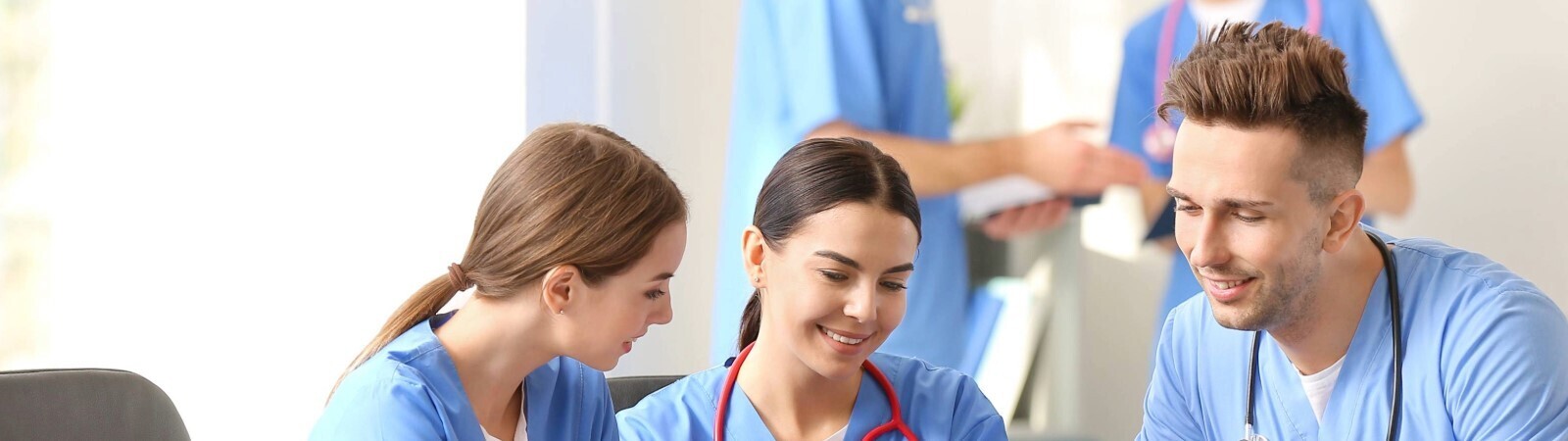 gruppe-junger-aerzte-shutterstock_1643103583-1920x450