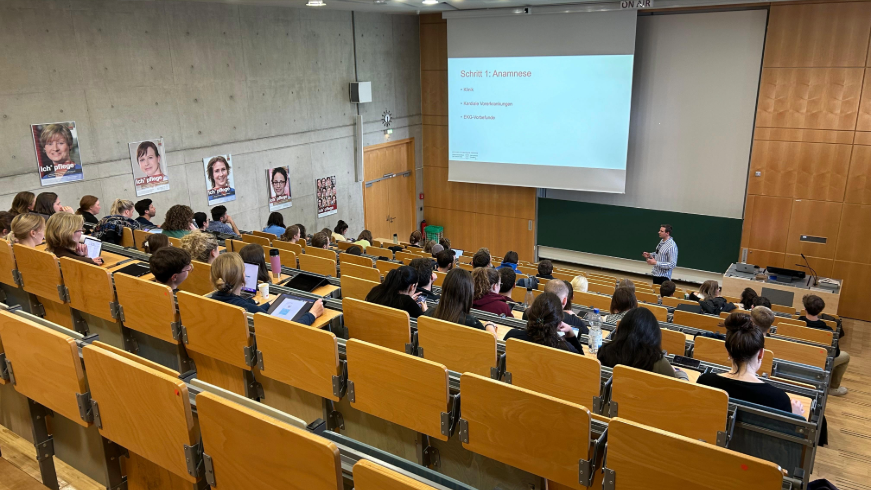 Hörsaal Ambassadorenstandort Dresden-16zu9-871x490