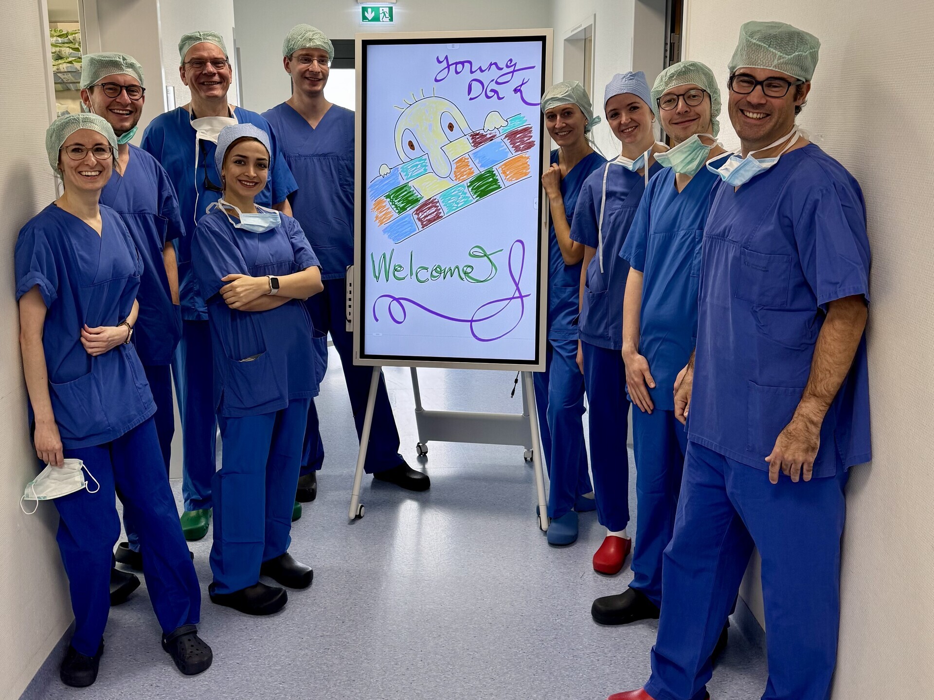 Teilnehmende bei der Hospitation im Hybrid-OP