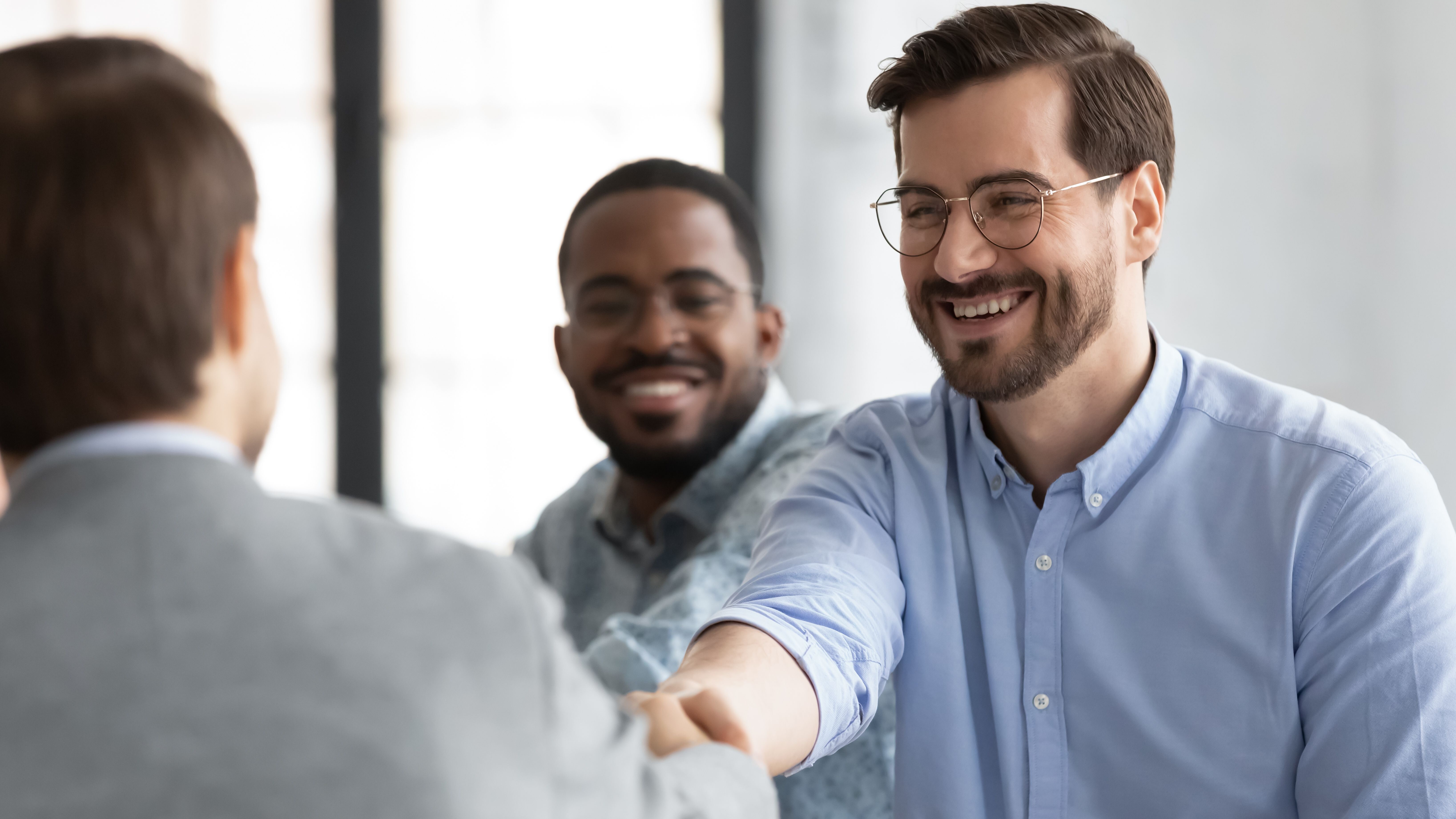Zwei Männer geben sich die Hand