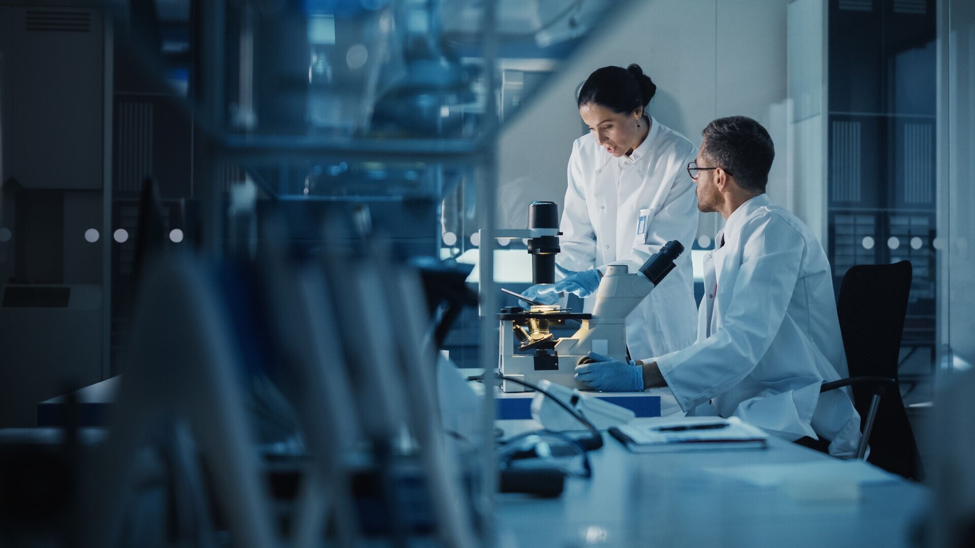 Zwei Wissenschaftler:innen im Labor