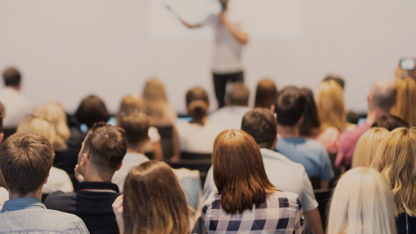 Zuhörende bei einem Vortrag