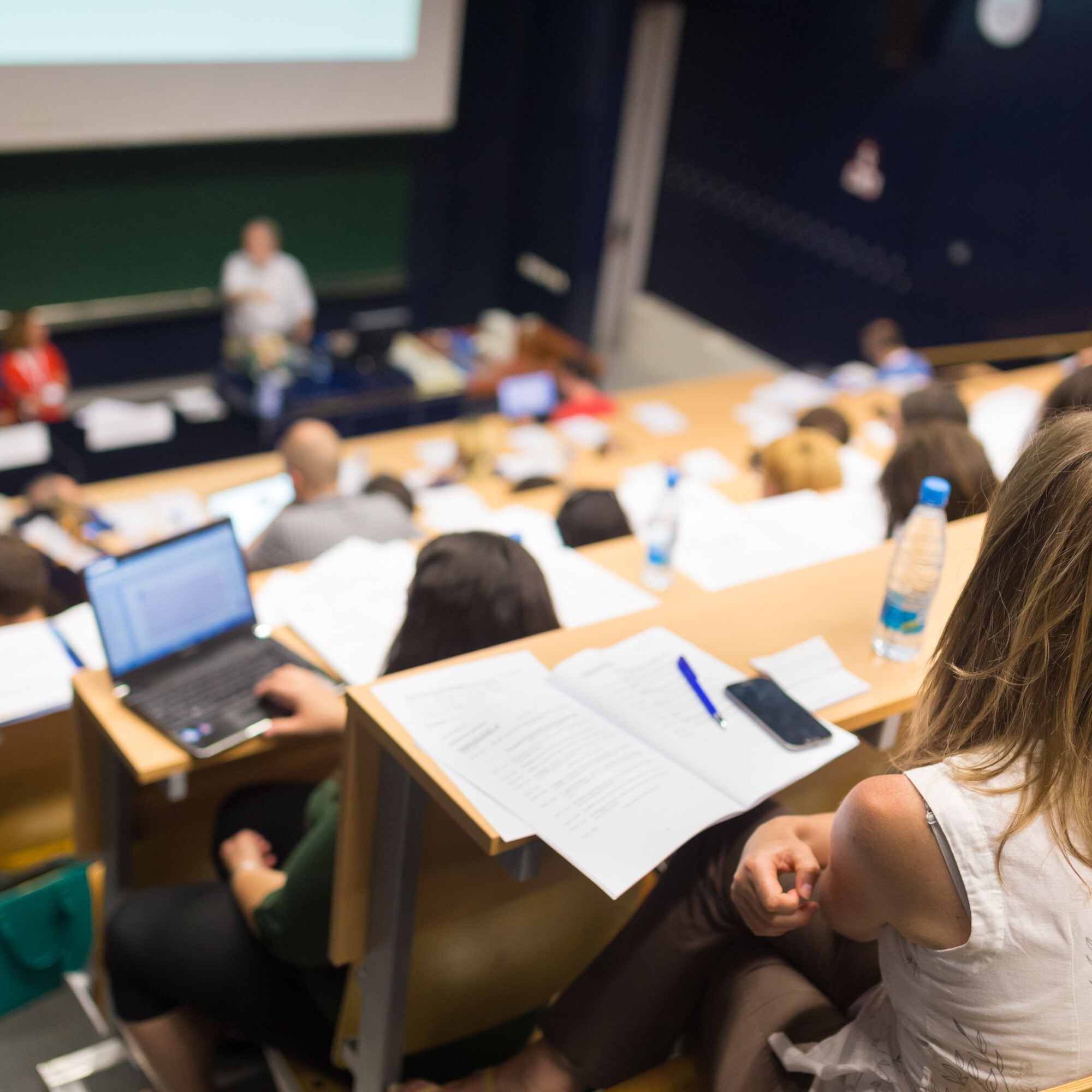 Hörsaal voller Studierender mit Materialien auf den Tischen