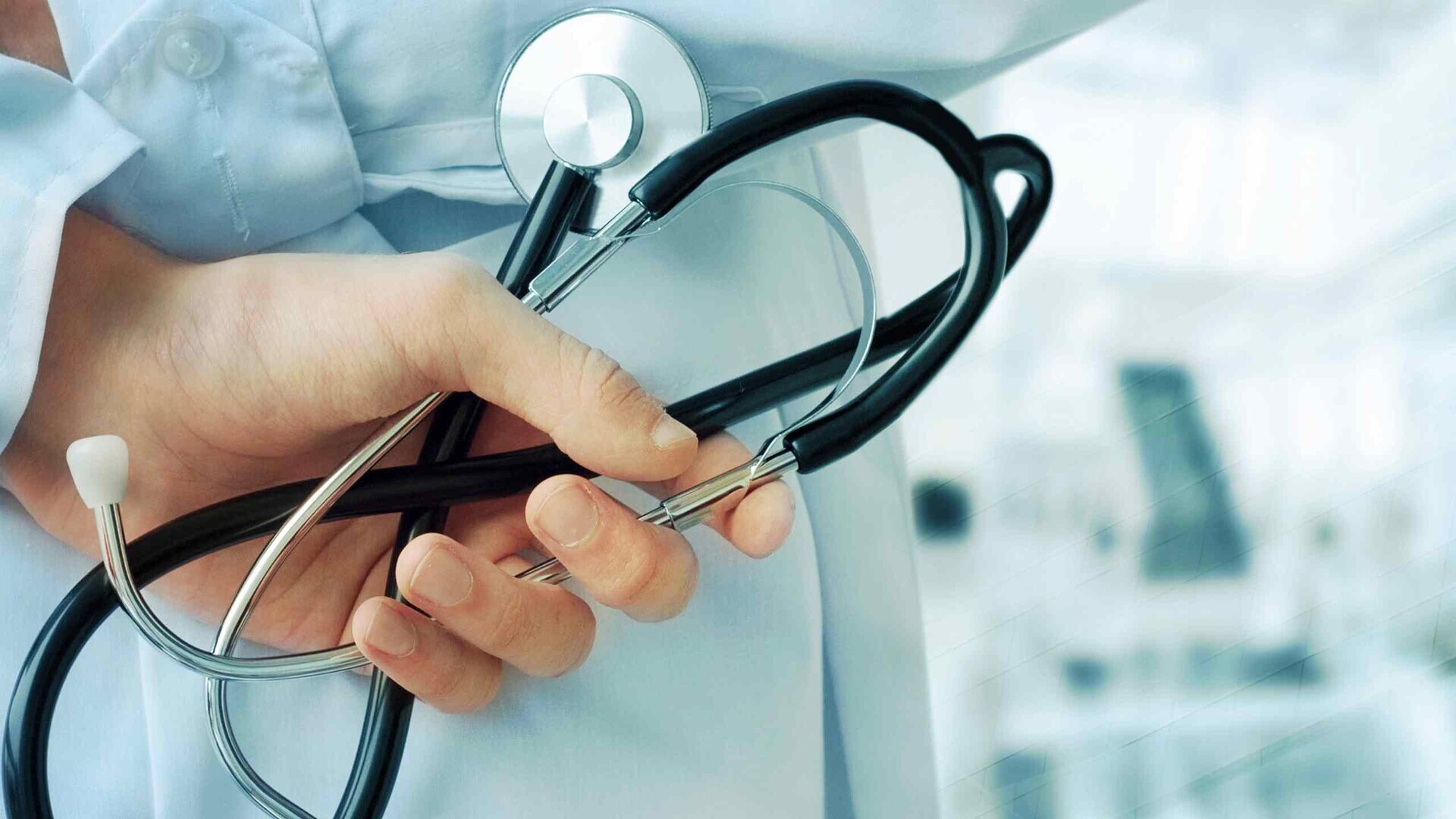 Close Up der Rückseite eines Arztes mit Stethoskop in der Hand