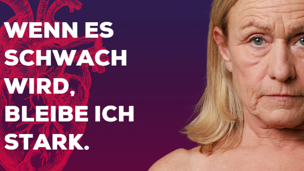 Alte Dame mit ernstem Blick