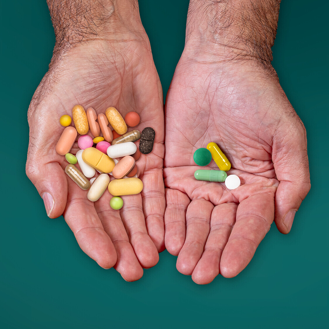 Zwei offene Hände, in der einen Hand befinden sich viele Tabeltten, in der anderen befinden sich 4 Tabletten