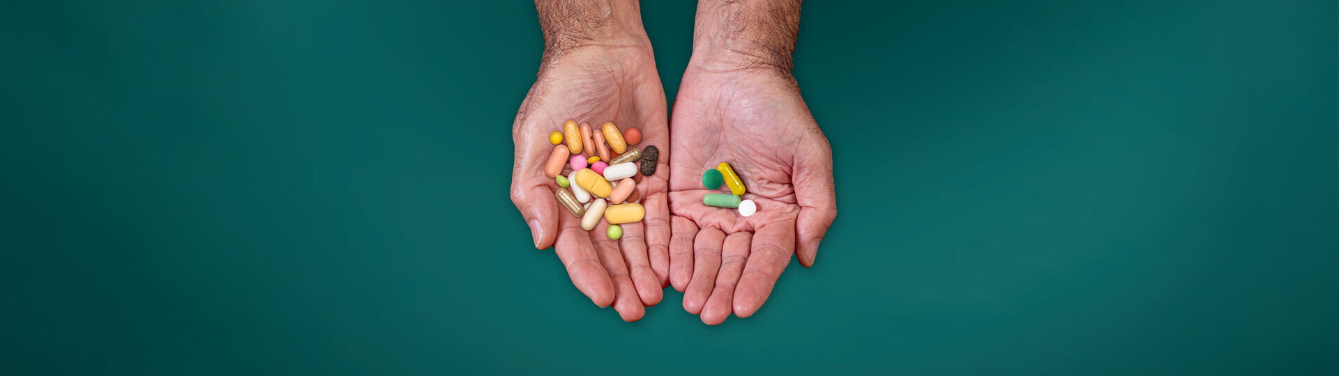 Zwei offene Hände, in der einen Hand befinden sich viele Tabeltten, in der anderen befinden sich 4 Tabletten