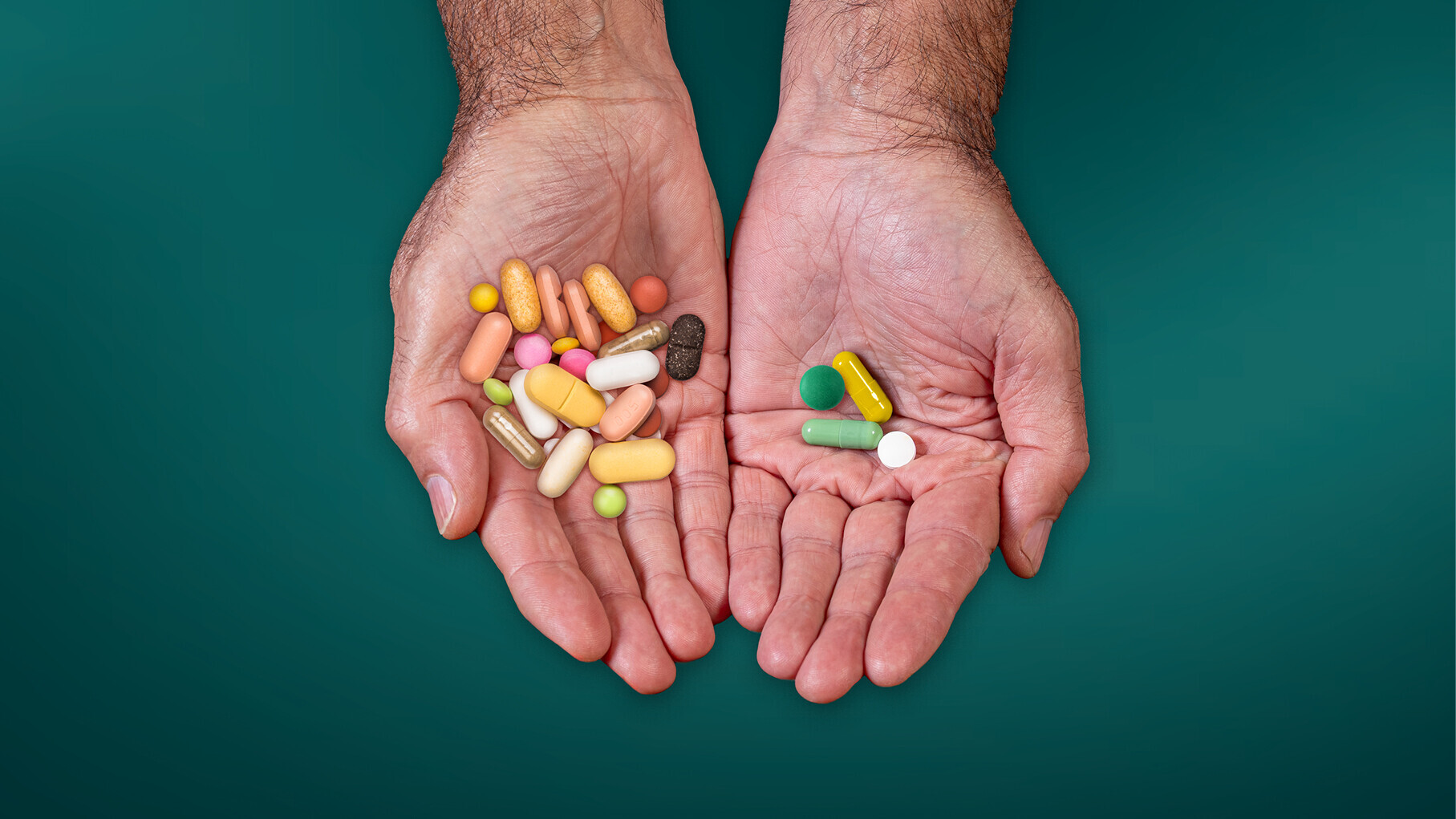 Zwei offene Hände, in der einen Hand befinden sich viele Tabeltten, in der anderen befinden sich 4 Tabletten