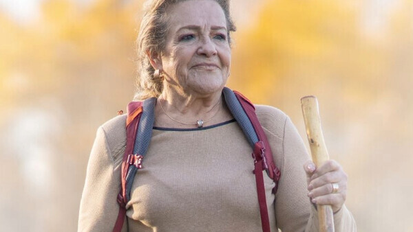Seniorin beim Hiking mit Stöcken-16zu9-600x338