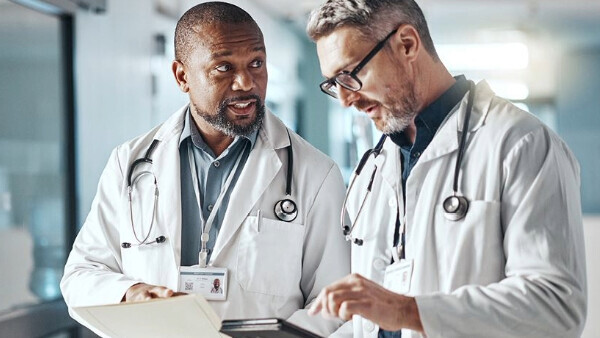 Zwei Ärzte diskutieren -16zu9-600x338