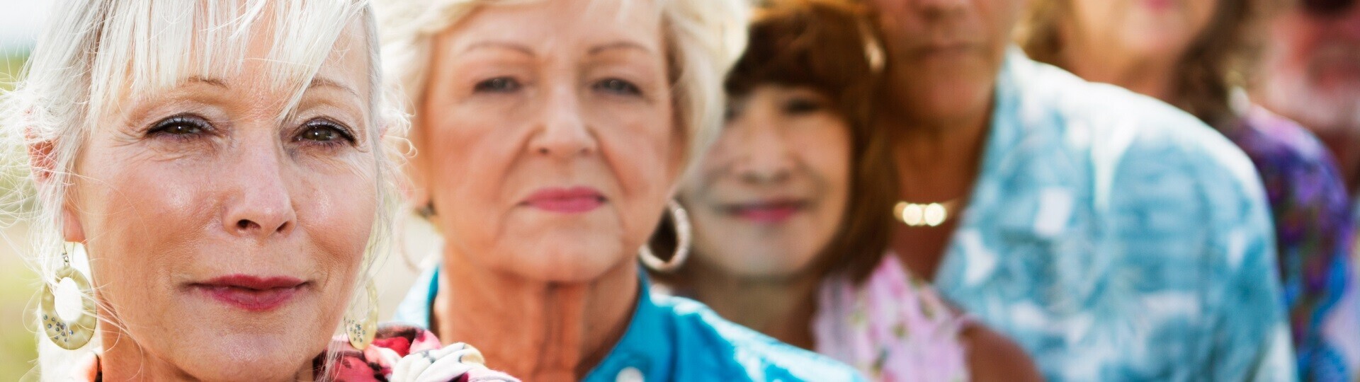Eine Gruppe älterer Menschen steht Schlange, um sich fotografieren zu lassen.