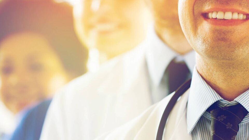 aerzte-aerztin-healthcare-professionals-shutterstock-526164652-32zu9