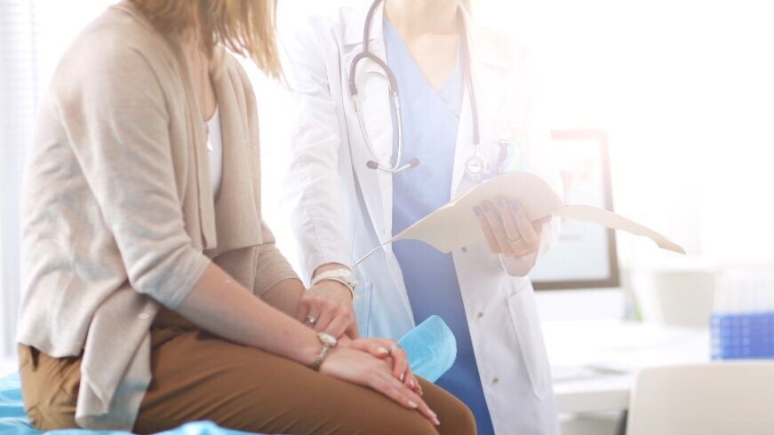 arzt-patient-diskutieren-etwas-shutterstock-736552108-16zu9