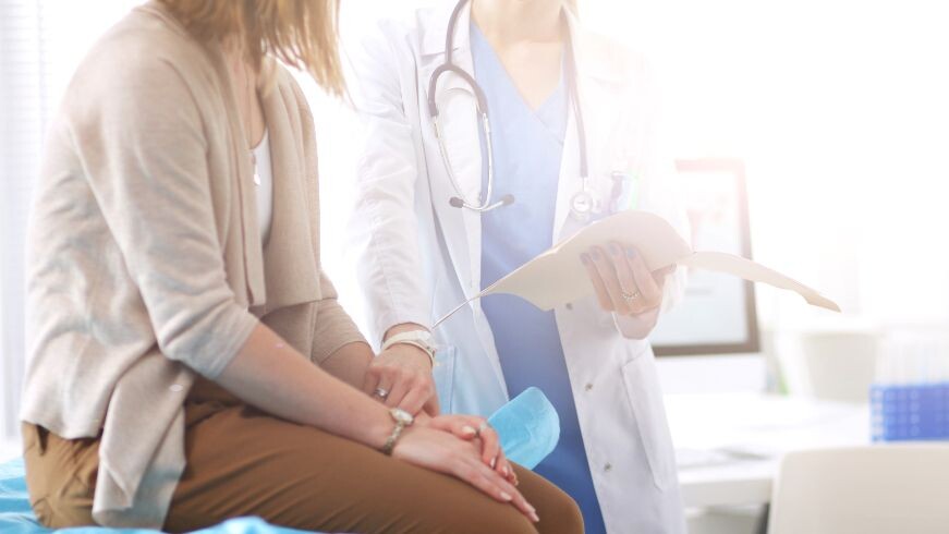 arzt-patient-diskutieren-etwas-shutterstock-736552108-16zu9