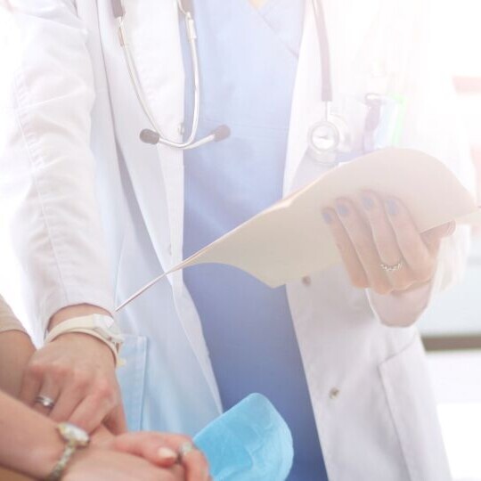 arzt-patient-diskutieren-etwas-shutterstock-736552108-32zu9