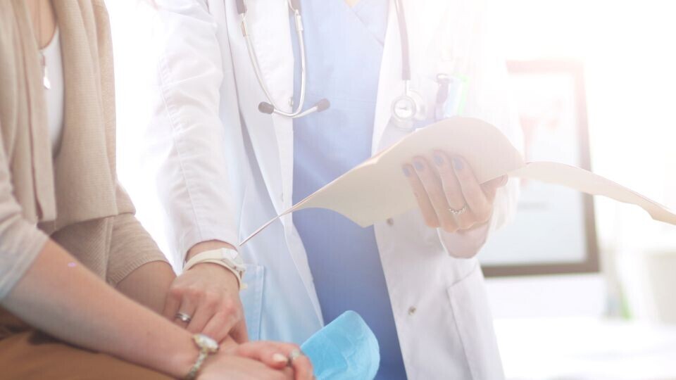 arzt-patient-diskutieren-etwas-shutterstock-736552108-32zu9