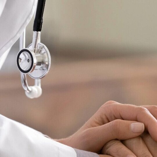 patient-arzt-haende-shutterstock-1971115256-32zu9