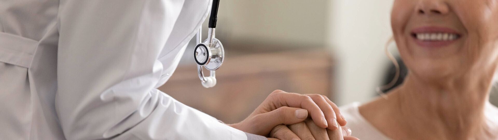 patient-arzt-haende-shutterstock-1971115256-32zu9