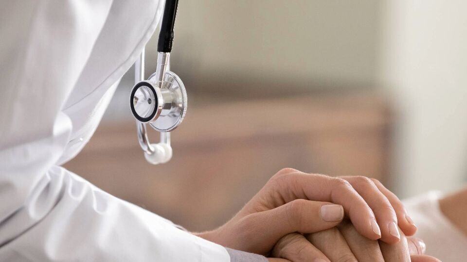 patient-arzt-haende-shutterstock-1971115256-32zu9