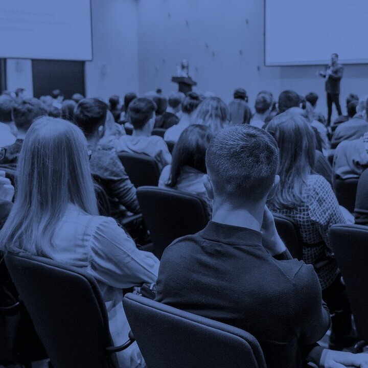 Menschen in einem Hörsaal