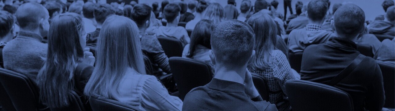 Menschen in einem Hörsaal
