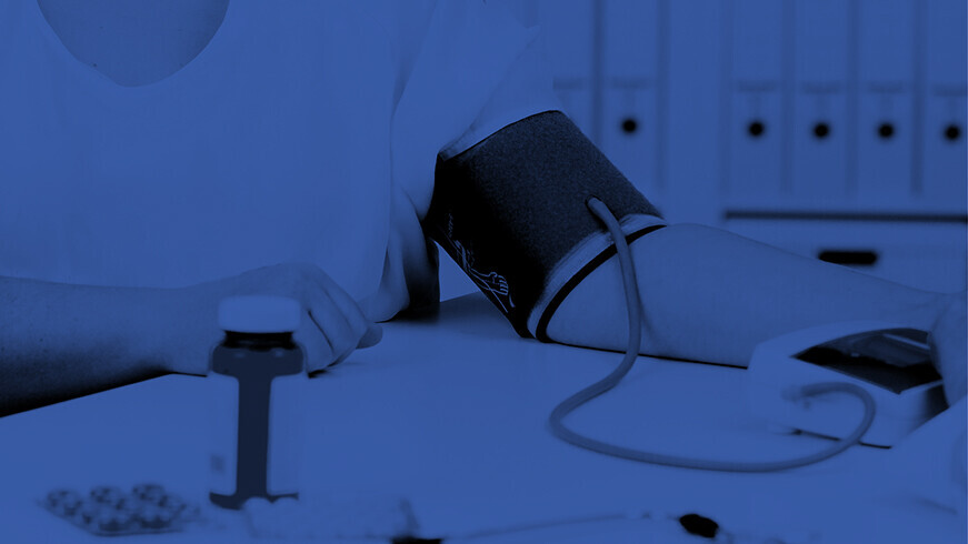 Blutdruckmanschette am Arm