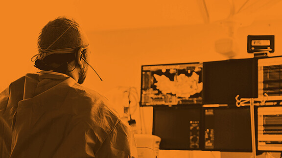 Kardiologe führt eine Katheterablation mit Radiofrequenzenergie unter Verwendung eines Bildgebungssystems mit fluoroskopischer Röntgenröhre für interventionelle vaskuläre Eingriffe und Elektrophysiologie durch.