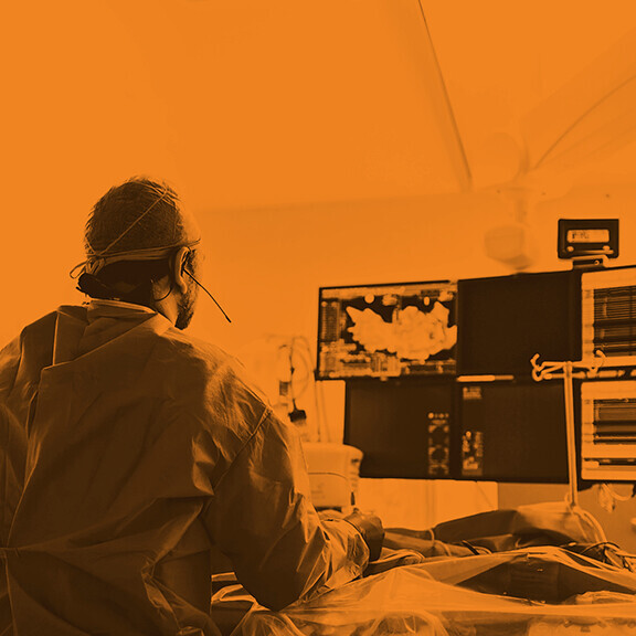 Kardiologe führt eine Katheterablation mit Radiofrequenzenergie unter Verwendung eines Bildgebungssystems mit fluoroskopischer Röntgenröhre für interventionelle vaskuläre Eingriffe und Elektrophysiologie durch.