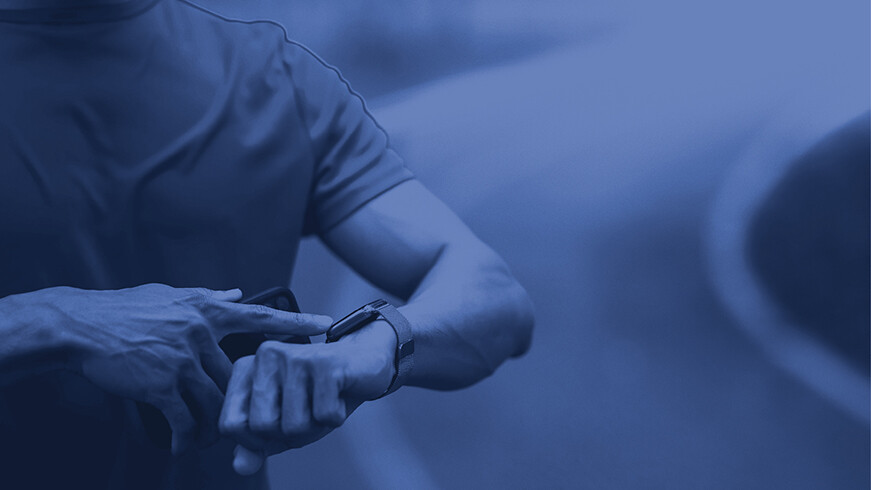 Läufer prüft seine Pulsuhr