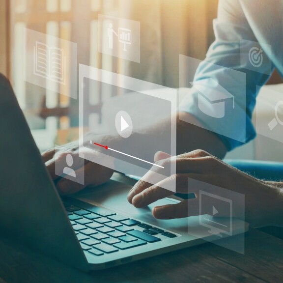 mann-am-laptop-on-demand-kurse-shutterstock-1931033117-576x576