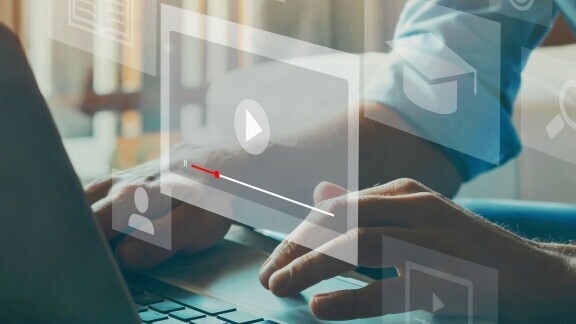 mann-am-laptop-on-demand-kurse-shutterstock-1931033117-576x576