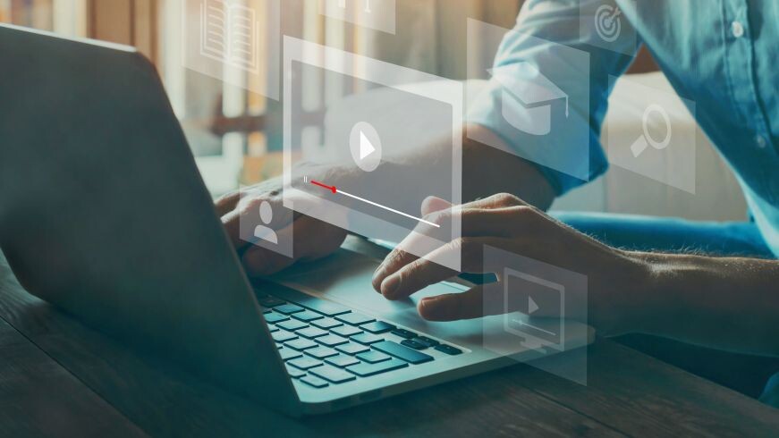 mann-am-laptop-on-demand-kurse-shutterstock-1931033117-871x490